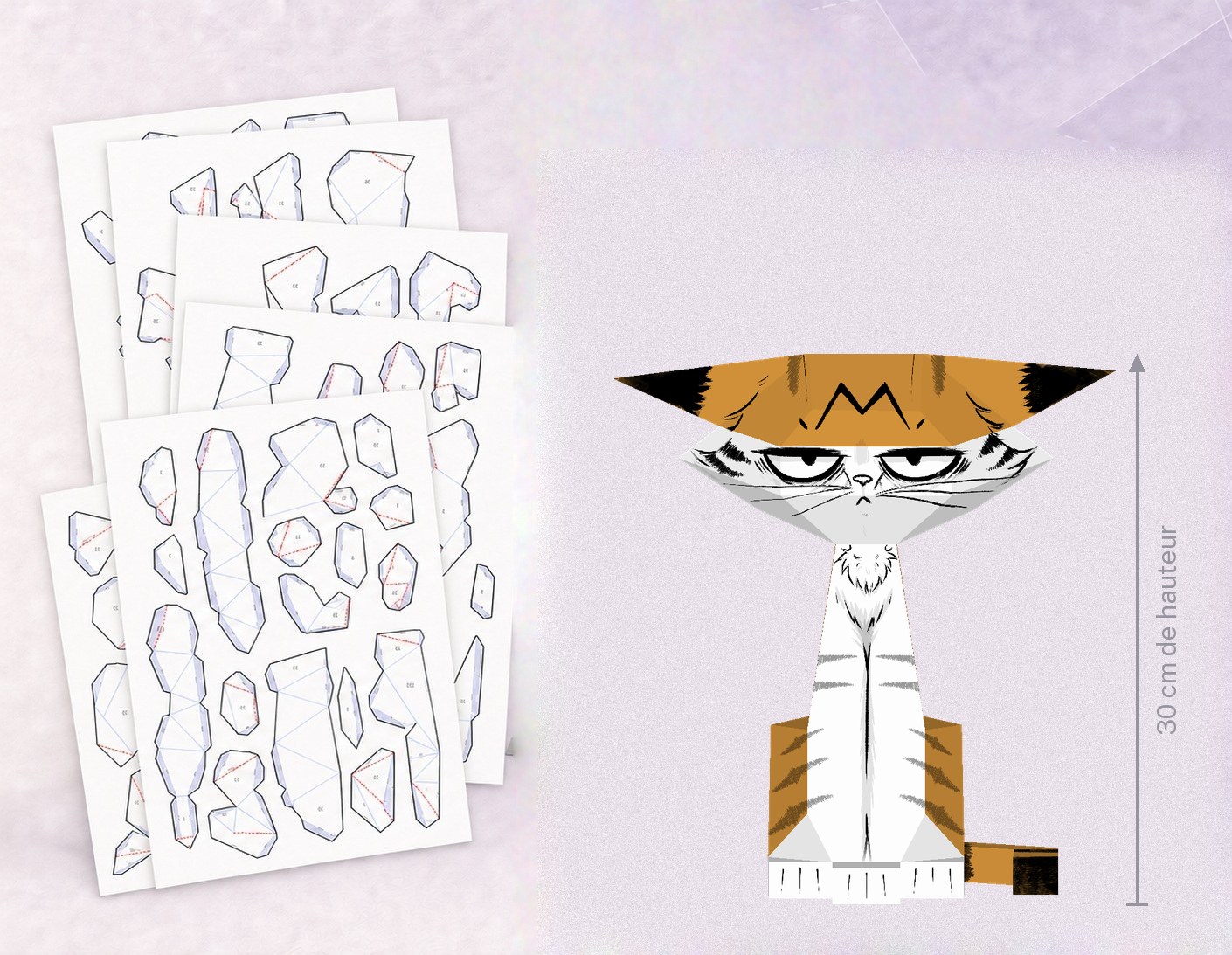 Le Mamayou JUNIOR monté en papier, à côté de ses planches de pièces, avec sa hauteur de 30 cm indiquée